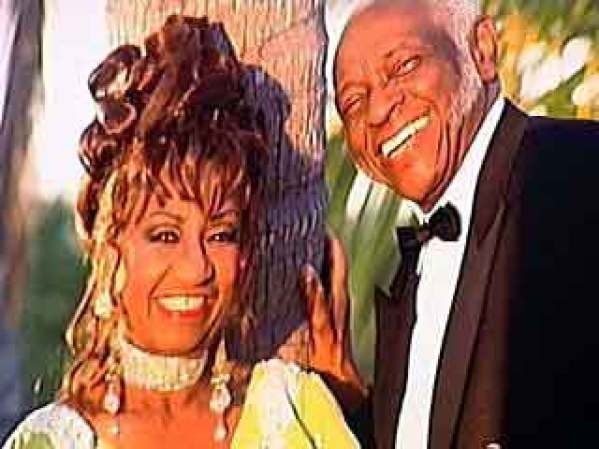 Pero sus primeros 15 dólares ganados por cantar lo logra con la interpretación del tango Nostalgias en Radio García Serra. Aunque el objetivo de Alexis como fotógrafo era solamente documentar la vida de su musa, después de varias peticiones decidió realizar esta exposición y compilarla en un libro.