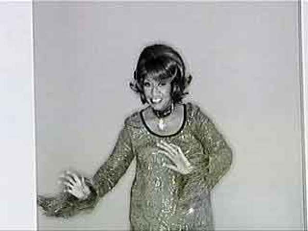 Antes de ingresar a la orquesta Sonora Matancera, Celia Cruz participó en un espectáculo musical y comedia titulado "La corte suprema del arte" donde compartió escena con cantantes destacados de la época como Aurora Linchetti.
