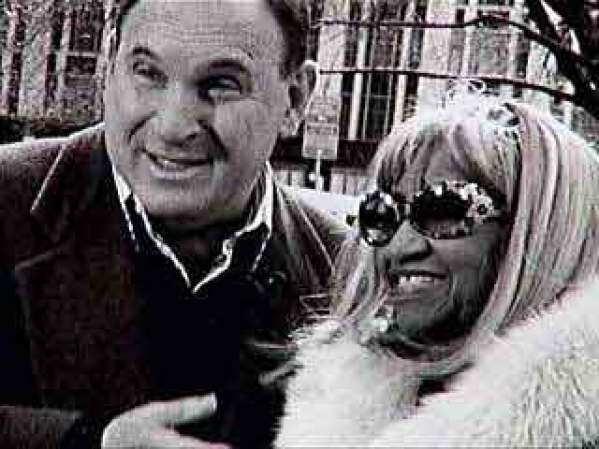 Poco tiempo después, participó en la Radio Cadena Suaritos, junto a una agrupación que interpretaba coros yorubas y ritmos de batá, logrando por esa época su primera grabación junto al cantante Obdulio Morales. En la foto:Celia Cruz y el periodista Mauricio Zelig posan para alexis en París.