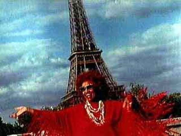 En la foto: El fotógrafo recuerda el viaje de Celia a París, donde ya sabía que tenía una enfermedad terminal. A pesar de ello, no quiso dejar la gira y le permitió que la fotografiara frente a la torre Eiffel, con su habitual gesto de alegría.
