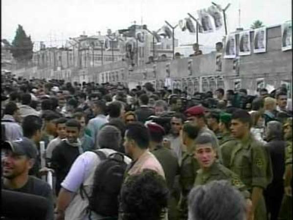 Los palestinos salieron a las calles para llorar la muerte de su líder, muerto a los 75 años en un hospital en Francia.