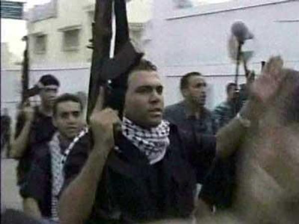 En la Franja de Gaza los dolientes quemaron rifles y entonaron versos coránicos.