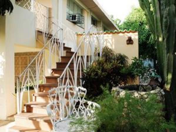 Vendo en 80000 casa apartamento en casa biplanta (solo planta alta), planta alta totalmente independiente 2 cuartos grandes, sala comedor amplia 8m x 4m, baño grande 2,5m x 3m con espacio preparado para lavadora y un closets, cocina 4m x 2,50m aprox.