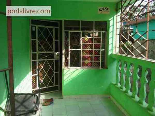 Casa biplanta en La Lisa, La Habana, a un costado del Hospital Frank Pais. Garaje, portal enrejado, sala, cocina comedor, baño, cisterna con motor y cuarto con escalera de acceso a la parte superior de la vivienda. Precio: $10,000
