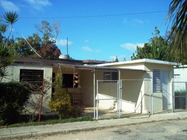 SUPER!! CASA INDP EN PLAYA,RESIC STA FE. 3/4,2 BAÑOS,2 COCINAS, JARDÍN + TERRENO<br />Precio: 55,000 cuc