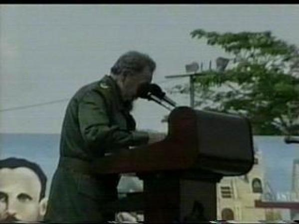 El acto tuvo lugar bajo un intenso sol.
