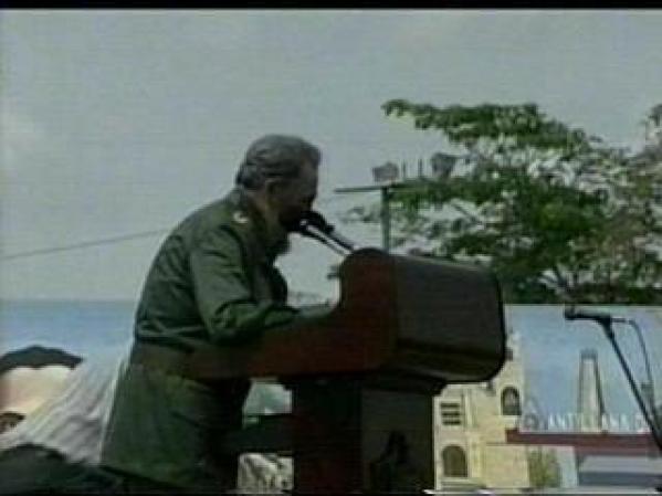 El hecho se produjo de repente, cuando Castro comenzó a doblarse sobre el podio.