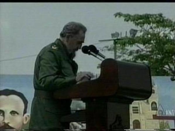 23 DE JUNIO, 2001: Fidel Castro sufre un desmayo durante un discurso cerca de La Habana.