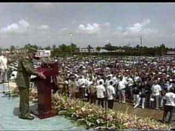 Tras la indisposición Castro se acercó de nuevo al podio y completó su discurso.