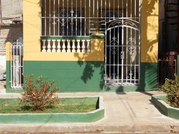 Vivienda ubicada en calle 72 entre 23 y 25 Playa , Ciudad HabanaCALLE 72 No 2305 bajos e/t 23 y 25 PLAYA C HABANA<br />PORTAL, SALA, COCINA COMEDOR, 3 CUARTOS , BAÑO INTERCALADO, HOLL, ESCALERA DE ACCESO A LA AZOTEA LIBRE,<br />GAS DE LA CALLE<br />LLAMAR AL TELF 209 2611 DESPUES DE LAS 7 PM A DAMARIS O CLEMENTE