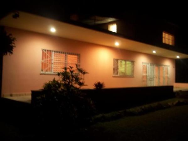 Se vende por 130 000 c.u.c. una AUTENTICA PROPIEDAD DE 1954 diseñada por el prestigioso arquitecto cubano Antonio Quintana Simonetti; el inmueble se encuentra en buen estado de conservación con absoluta privacidad y tranquilidad total; a solo 15 o 20 min del centro de la ciudad.