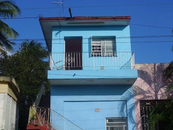 25,000 cuc. Calle B %6ta y 7ma: Poey, Arrollo Naranjo, Casa numero 257 alto Numero de teléfono: 647-12-63.<br />Celular : 53245369