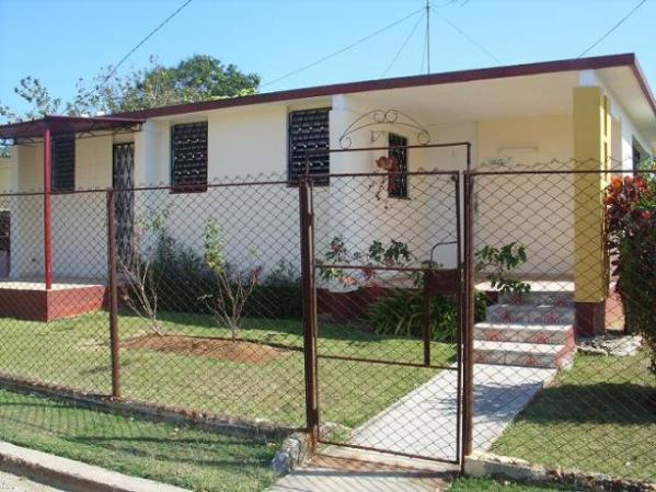 Gran rebaja: de 45000 A 40000. Buenísima. Casa de placa de 3 cuartos con sus clósets, 2 baños, 2 cocinas, 2 lavaderos.