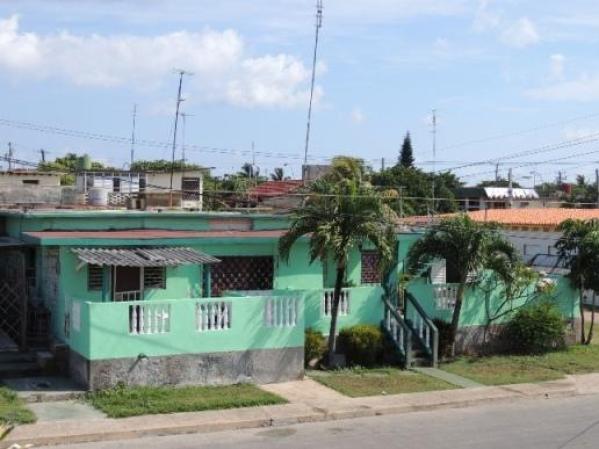 Vendo casa independiente en Varadero, a sólo 100 metros del mar. Está compuesta por 3 módulos totalmente independientes.llamar a Rosa al 045 611538 o de no serle posible llamar entoences escribir a rosavaradero@yahoo.es para hablr de precio.