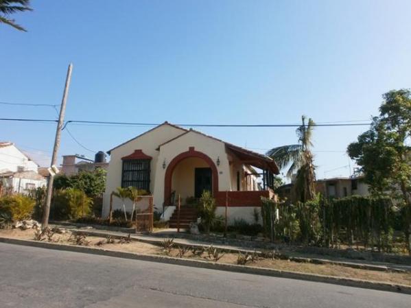 Vendo a excelente precio, esta casona ubicada al centro de un terreno grande sembrado de frutales, en el reparto Vista Alegre de Santiago de Cuba a solo quince minutos de las playas. Oigo propuestas.