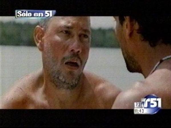 Narra la historia de dos balseros que llegan exhaustos y sedientos a un islote desierto tras una difícil travesía en el mar.