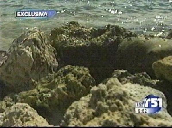 El desembarco en el islote fue azaroso, en gran parte debido a las rocas cortantes y a las olas.