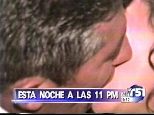 Los recién casados compartieron el pastel, dándose un beso.