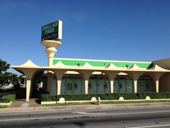 Este edificio fue un banco, construido a mediados de la década de 1960, es otra muestra de la originalidad de la arquitectura en Hialeah.