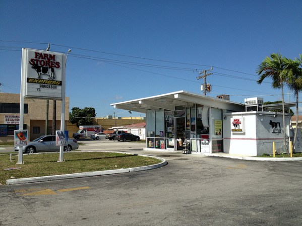 Algo en Hialeah, muy probablemente su arquitectura, nos hace sentir que viajamos en el tiempo, hacia un pasado idílico.