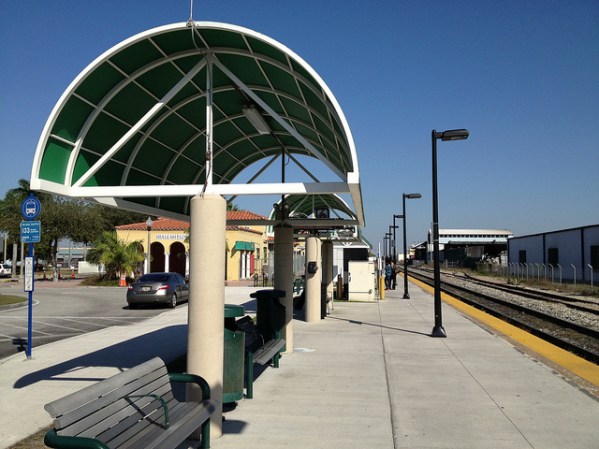 Una de las formas de llegar a Hialeah es a través del Tri-Rail, cuya estación admiramos en la imagen.