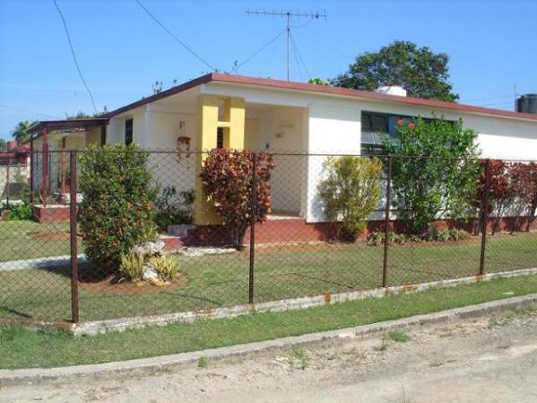 Ubicación: Regla<br />Precio: $40,000<br />Tipo de Vivienda: Casa<br />Cant. de Dormitorios: 3 cuartos<br />Cant. de Baños: 2 baños<br />Etiquetas: Jardín<br />Contacto: esteban, 835-4566, 5 334-4408.
