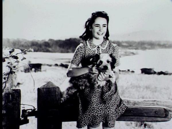 Elizabeth Taylor ha sido famosa desde muy temprano en su vida. Con apenas 12 años, fue la protagonista del filme "National Velvet" (1944). Había nacido en Londres de padres estadounidenses en 1932.