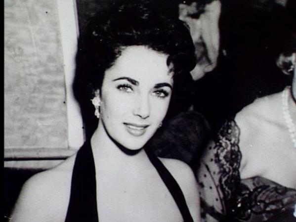 La belleza de Elizabeth Taylor siempre ha generado suspiros, especialmente sus ojos color violeta.