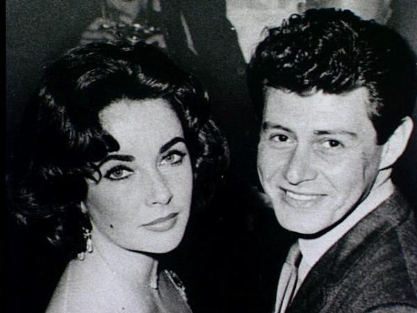El cantante Eddie Fisher también le dijo "sí" a Elizabeth, y ambos se casaron. La foto corresponde al año 1958.