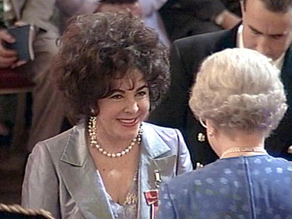 Recibió la distinción de Mujer Comandante del Imperio Británico por parte de la reina de Inglaterra, Elizabeth II, en Londres en el año 2000.