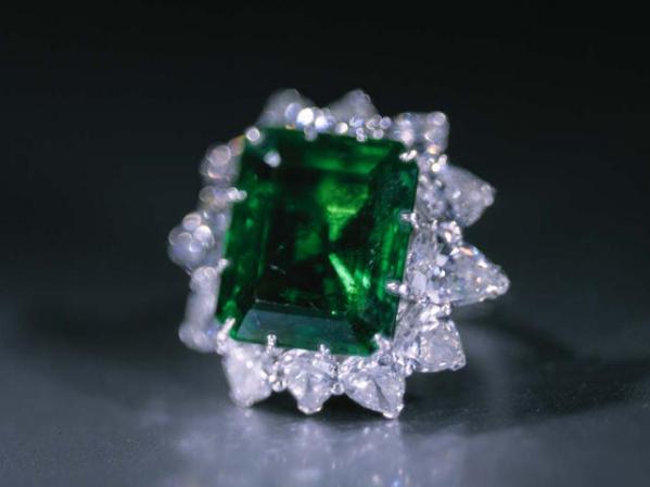 Ambos se conocieron grabando la fastuosa película "Cleopatra", y Burton le hizo un regalo digno de una faraona, este anillo de Bulgari.