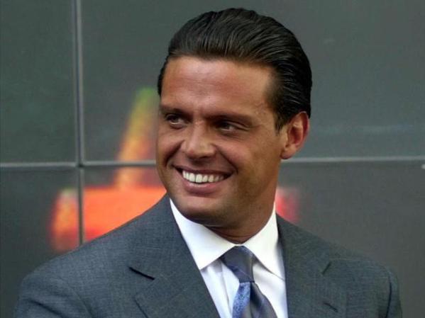 Su peor época coincidió con su rompimiento con el "Sol de México" a comienzos de los años 2000, cuando hizo alusiones al suicidio, fracasó estrepitosamente su película "Glitter" y sufrió una gran depresión.