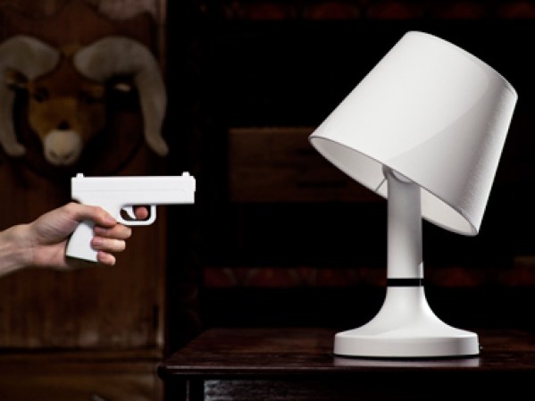 Bang. Apunta el control remoto con forma de revólver a la lámpara y se prendera. Disponible en gnr8.biz.
