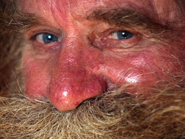 El requisito es tener un bigote o barba extravagante.