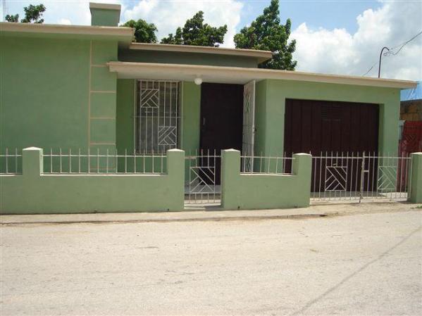 Esta casa está anunciada con un precio de 38,000 CUC. Está en el reparto Alturas del Casino de Camaguey.