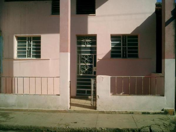 Este apartamento en Santiago de las Vegas está a la venta por 10,000 CUC. Tiene dos cuartos y un pequeño patio interior.