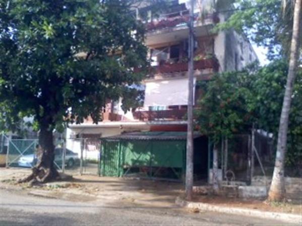 Un apartamento en los bajos de este edificio del Vedado se vende a cambio de 13,000 CUC.