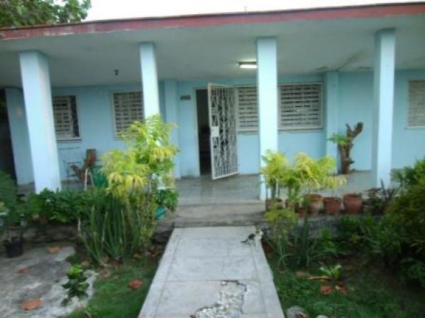Con tres cuartos y tres baños esta casa de Cojímar está a la venta por 45,000 CUC.