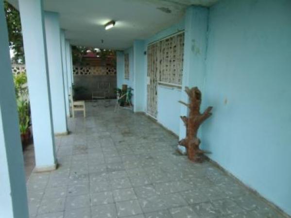 Otra imagen de la misma casa en Cojímar. El anunciante dice que tiene portal, terraza techada y garaje.