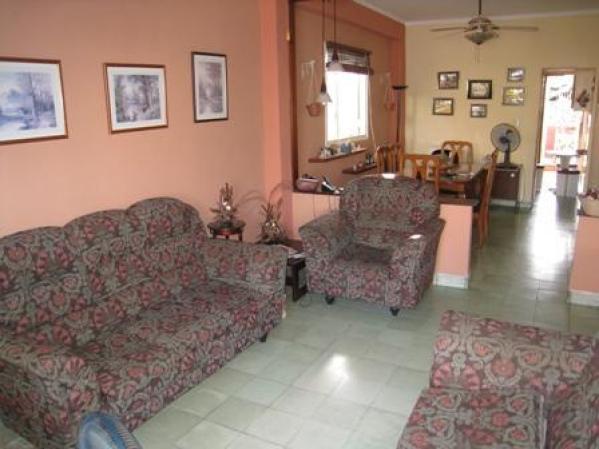 La misma casa de la foto anterior. Vista de la sala.
