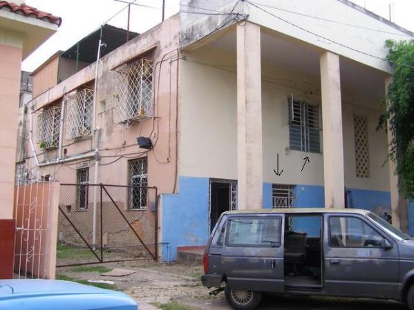 Esta vivienda tiene tres cuartos y dos baños y se ofrece por 50,000 CUC. Está situada entre las calles Ermita y Tulipán, Nuevo Vedado.