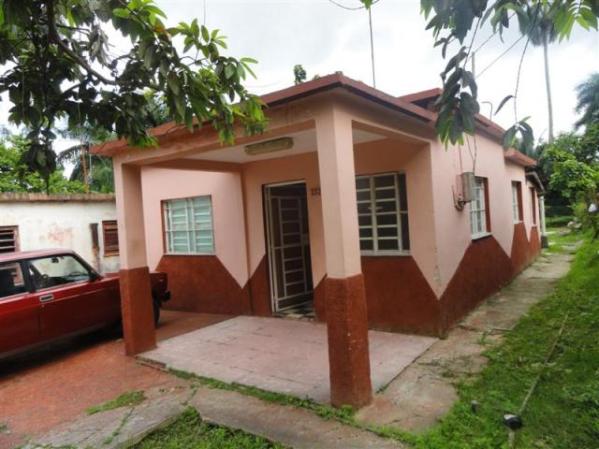 Así anuncian esta propiedad: "Buena casa con terreno grande en la Lisa... muy cerca de La Novia del Mediodía". Piden 32,000 CUC.