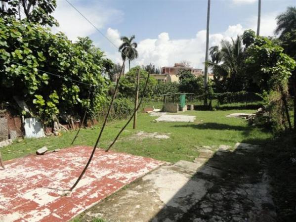 El patio de la vivienda en la imagen anterior. Se vende con e vende con "un Aire Acondicionado y un refrigerador LG de doble temperatura".