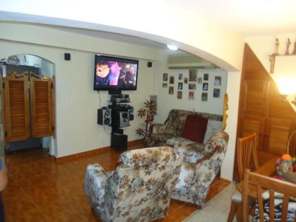 Vista de la sala correspondiente a la casa en la imagen anterior.