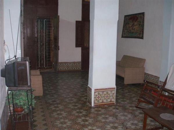 Casa remozada y pintada ubicada en el centro de la ciudad de Holguín. Cuatro cuartos grandes, baño, patio interior y "agua siempre". Piden 30,000 CUC.