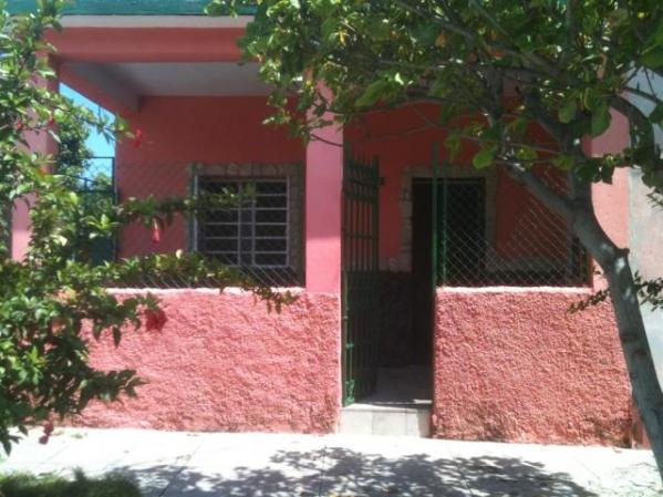 Situada en Playa la Ceiba, esta propiedad es de "placa libre" con dos tanques de agua, tres cuartos, dos baños y está recién pintada. El precio es 28,000 CUC.
