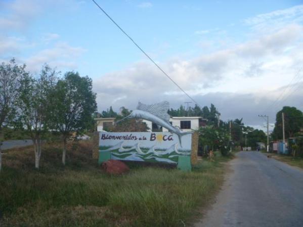 Entrada a La Boca, lugar donde está ubicada la casa en la imagen previa.