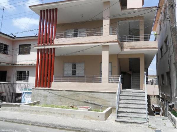 Casa-apartamento en la Calle Vento de La Habana. Piden 35,000 CUC a cambio. Cuenta con tres dormitorios y un baño.