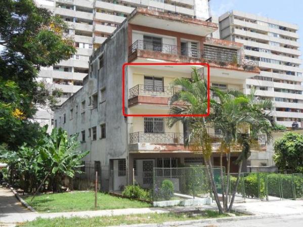 Cuenta con balcón amplio, sala-comedor, cocina, dos cuartos y dos baños. Estancia e/ Conill y Santa Ana. Nuevo Vedado. Se especifica que es del año 1950. No hay precio anunciado.