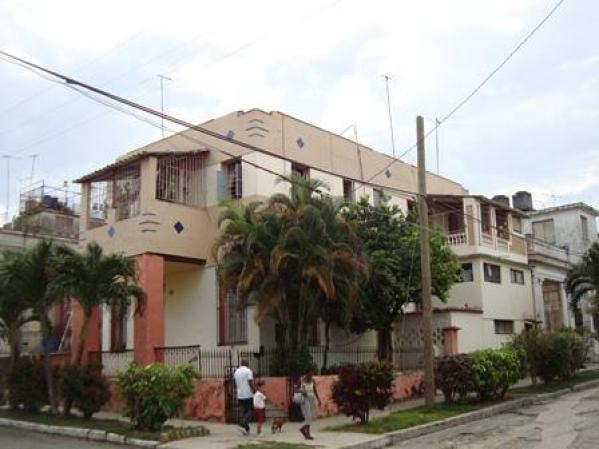 Está en Santos Suárez (La Habana). Tiene teléfono, portal, dos salas, comedor dos dormitorios y dos baños. El propietario pide 35,CUC.